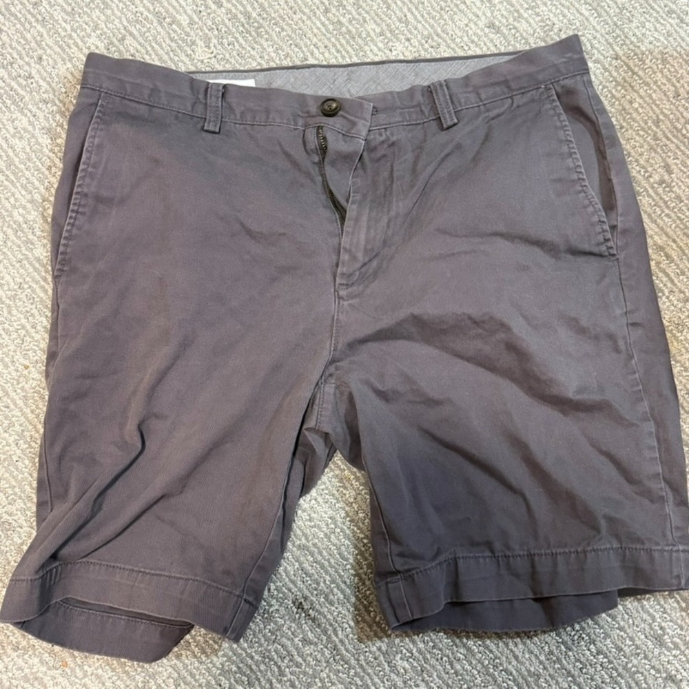 Amazon Essentials Men's Chino Shorts Size 33 Gray Flat Front Casual 9" Inseam